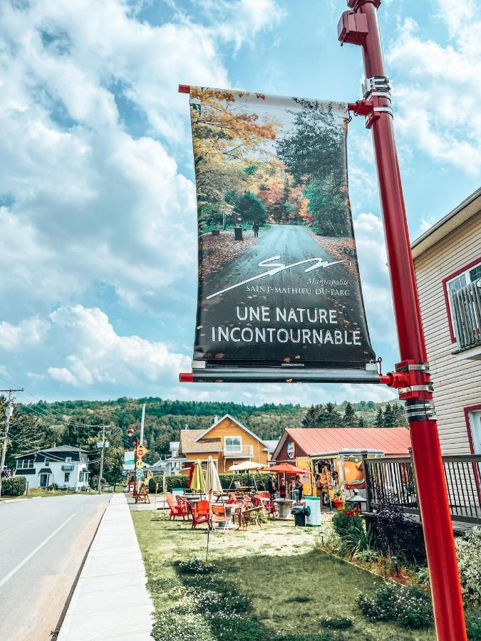 Auberge Mandala Saint-Mathieu-du-Parc Exterior foto